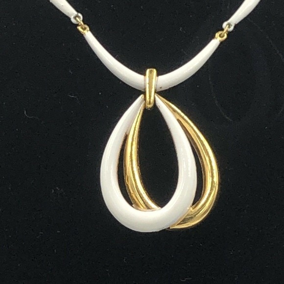 Vintage Crown Trifari White Enamel Bar Link Necklace with Tear Drop Pendant - Picture 8 of 11